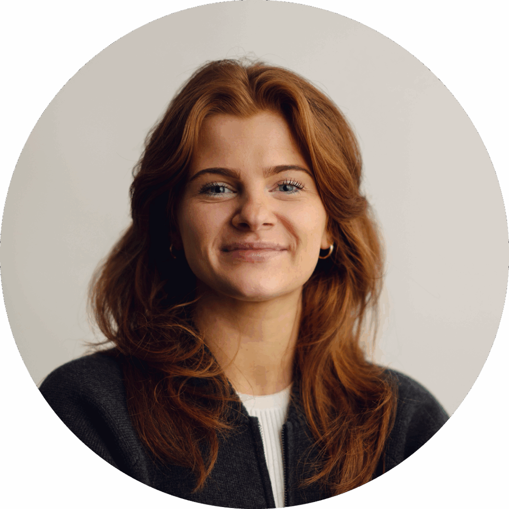 Emily Peck Headshot.